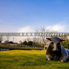 臥牛銅雕，草地銅牛雕塑