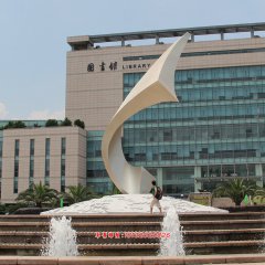 不銹鋼風(fēng)華雕塑，學(xué)校抽象雕塑