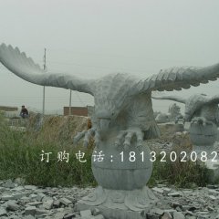 踩球老鷹石雕，青石雄鷹展翅雕塑