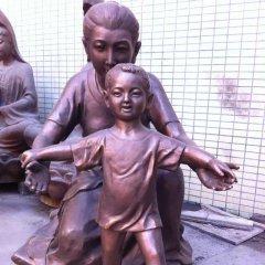 媽媽教兒子走路銅雕，公園人物銅雕