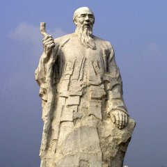 廣場(chǎng)名人石雕，齊白石石雕