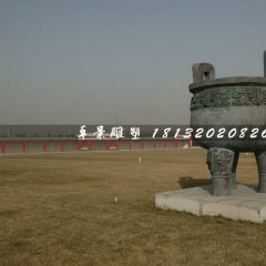 三足銅鼎，廣場(chǎng)青銅鼎