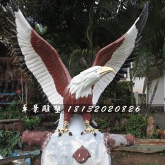 玻璃鋼老鷹雕塑，雄鷹展翅雕塑