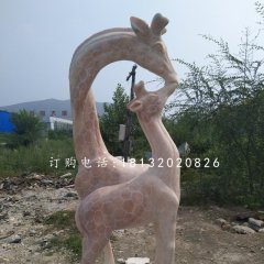 晚霞紅親嘴鹿，公園長頸鹿石雕