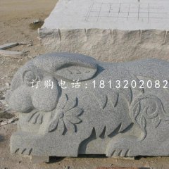 小兔子石雕，青石動(dòng)物雕塑