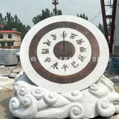 廣場(chǎng)石雕日晷，大理石日晷