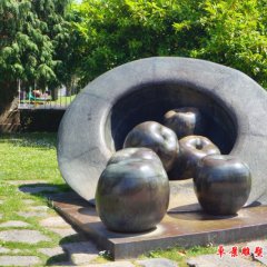 帽子里的蘋果銅雕，公園創(chuàng)意銅雕