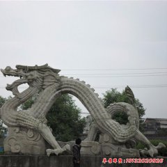 長(zhǎng)條石雕龍